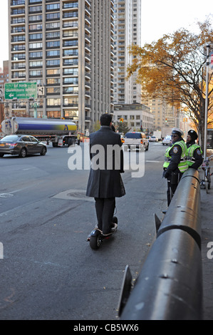 Verschiedene Methoden der Transport einschließlich motorisierte Roller im Verkehr Manhattan New York NYC USA Stockfoto