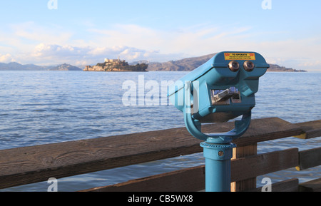 Münz-Fernglas auf dem Pier gegenüber Alcatraz Island. Stockfoto