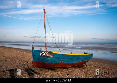 Blauen hölzernen Fischerboot am Strand von Littlestone Kent England UK Stockfoto