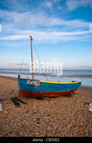 Blauen hölzernen Fischerboot am Strand von Littlestone Kent England UK Stockfoto