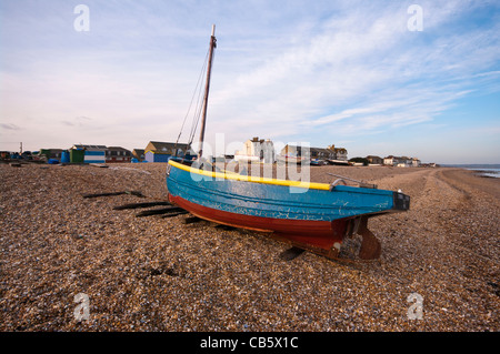 Blauen hölzernen Fischerboot am Strand von Littlestone Kent England UK Stockfoto