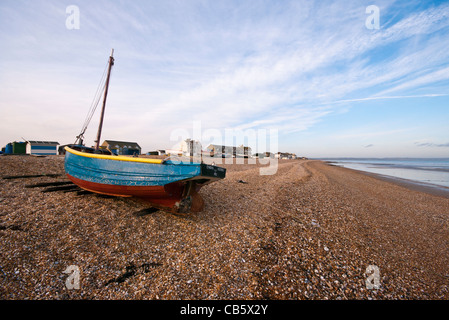 Blauen hölzernen Fischerboot am Strand von Littlestone Kent England UK Stockfoto