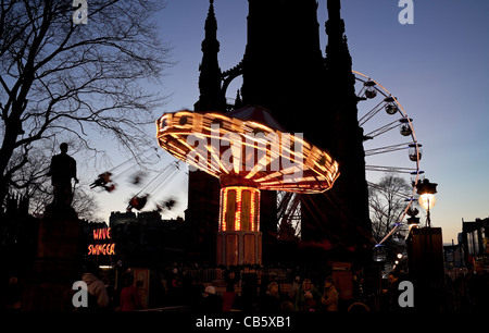 Edinburgh-Weihnachten-Eisbahn und Kirmes, East Princes Street Gardens, Scotland, UK, Europe 2011 Stockfoto