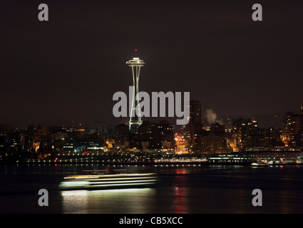 Kurz vor der Morgendämmerung eine US-Bundesstaat Washington-Fähre fährt vorbei an der Space Needle auf Elliott Bay in Seattle, Washington, USA. Stockfoto