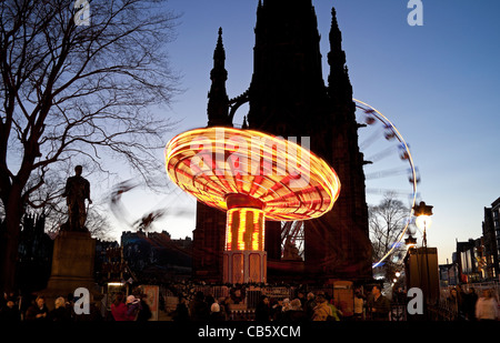 Edinburgh-Weihnachten-Eisbahn und Kirmes, East Princes Street Gardens, Scotland, UK, Europe 2011 Stockfoto