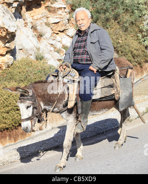 Ein Bauer mit seinem Esel in den Bergen von Kreta Stockfoto