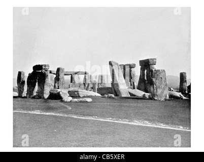 Stonehenge prähistorischen ikonischen Steindenkmal Wiltshire stehenden Steinen Erdarbeiten neolithischen Bronzezeit England Grabhügel Stockfoto