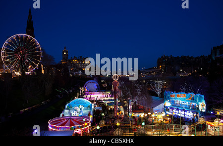 Edinburgh-Weihnachten-Eisbahn und Kirmes, East Princes Street Gardens, Scotland, UK, Europe 2011 Stockfoto