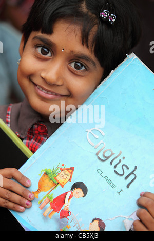 Indische Schulmädchen hält eine Englisch-Kurs-Buch Andhra Pradesh in Indien Stockfoto