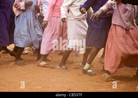 Kinder in Kibera Schule tanzen und erzählen Geschichten. Es gibt nur 2 Schulen in Kibera Slum, Nairobi, das größte in Kenia, Afrika Stockfoto