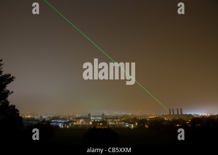 Laser aus dem Royal Observatory in Greenwich projiziert wird, über die Skyline von London der Nullmeridian Markierungslinie Stockfoto