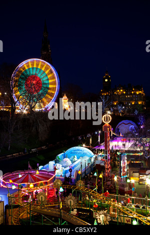 Edinburgh-Weihnachten-Eisbahn und Kirmes, East Princes Street Gardens, Scotland, UK, Europa Stockfoto