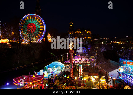 Edinburgh-Weihnachten-Eisbahn und Kirmes, East Princes Street Gardens, Scotland, UK, Europe 2011 Stockfoto