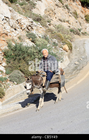 Mann auf seinem Esel in den Bergen von Kreta, Griechenland Stockfoto