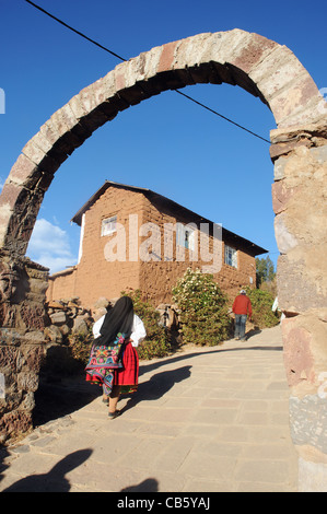 Eine Frau in traditioneller Kleidung zu Fuß durch Amantani Dorf, Insel Amantani, Peru Stockfoto