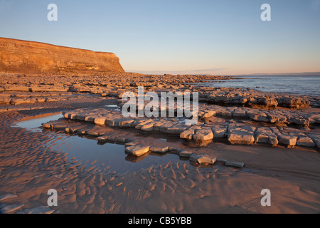 Nash Punkt, Glamorgan, Wales mit zurückweichenden Flut bei Sonnenuntergang. Stockfoto