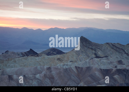 Manly Beacon und Panamint Berge von Zabriskie Point, Death Valley, Kalifornien, bei Sonnenuntergang. Stockfoto
