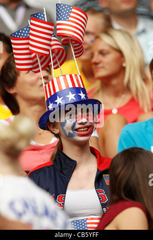 Ein USA-Anhänger mit bemaltem Gesicht und Flagge tragenden Hut lächelt der Frauen WM Gruppe zwischen den USA und Schweden. Stockfoto