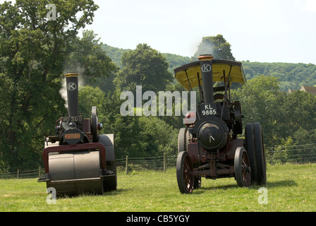 Ein Fowler 10 Tonnen DNA Typ Roller gebaut 1929 & ein Tasker B2 Cabrio Traktor gebaut 1923 bei Wiston Steam Rally abgebildet. Stockfoto