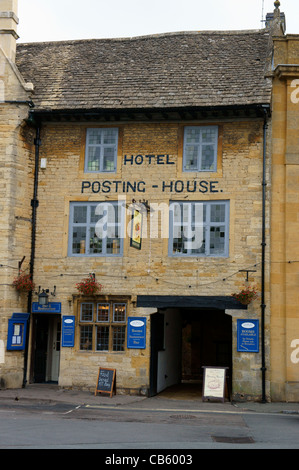Das Kings Arms Hotel auf dem Marktplatz in Stow-on-the-Wold, Gloucestershire, England. Stockfoto