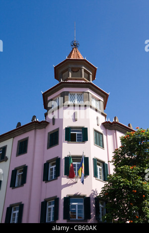 Rosa Gebäude am Ende der Rua Carmo, Funchal, Madeira Stockfoto