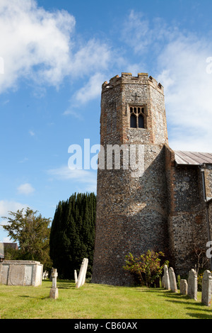 Glockenturm der Kirche und Friedhof der St. Margarets Kirche, alte Catton, Norfolk, Großbritannien Stockfoto