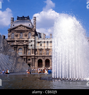 Brunnen und Glas Pyramide vor dem Louvre Kunst Galerie, Paris, Frankreich, Westeuropa. Stockfoto