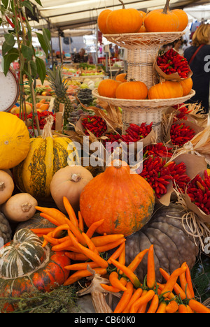 Kürbisse und Karotten auf Straße Marktstand Stockfoto