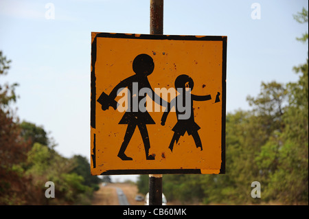 Kinder Straße Kreuzung Warnschild, Simbabwe Stockfoto