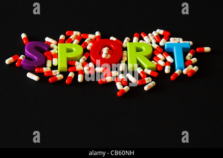 "Sport" Dinkel mit Magnetbuchstaben umgeben von Drogen Kapseln Stockfoto