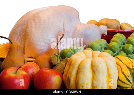 Thanksgiving Truthahn Abendessen kochen Zutaten mit Kürbis-Äpfel-Rosenkohl-Birnen und Kartoffeln Closeup Stockfoto