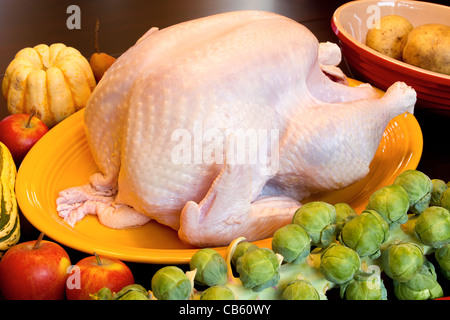 Thanksgiving Truthahn Abendessen kochen Zutaten mit Squash Äpfel Brüssel Sprossen, Birnen und Kartoffeln auf Küchentisch Stockfoto