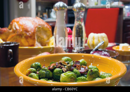 Rosenkohl mit Speck und Pistazien Türkei Abendessen Tischdekoration Stockfoto