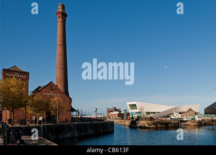 Das Pump House an der Seite von Canning Dock, Liverpool. Neues Museum auch sichtbar. Stockfoto