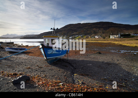 Einem sonnigen Novembertag in Portree auf der Isle Of Skye zeigt Portree Hafen mit der Cuillin Berge in der Ferne, die le Stockfoto