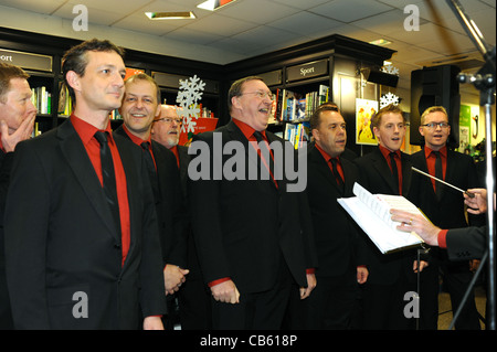 Brighton und Hove Gay Mens Chor erklingt in Alan Partridge Event im Buchladen Waterstone es UK Stockfoto