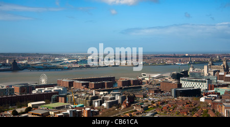 Grobe Sicht auf die Liverpool Waterfront zeigt den Fluss Mersey, Albert Dock, Liverpool One, die drei Grazien und New Museum Stockfoto