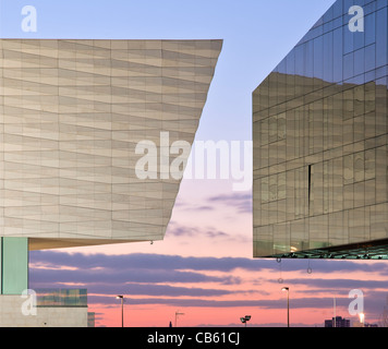 Blick auf den Sonnenuntergang von den Rändern des Museum of Liverpool und Mann Island Entwicklung. Stockfoto