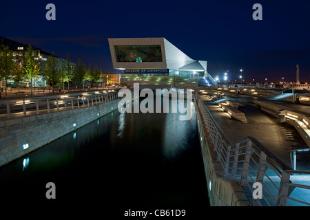 Nachtansicht des Museum of Liverpool über Leeds-Liverpool-Kanal und neuen öffentlichen Raum auf dem Molenkopf, Liverpool. Stockfoto