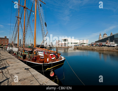 Segelschiff vor Anker in Canning halbe Tide Dock, Liverpool mit New Museum sichtbar im Hintergrund Stockfoto