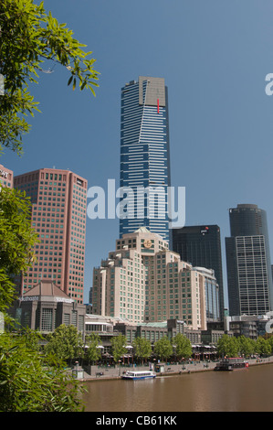 Southbank Bezirk am Fluss Yarra Melbourne mit dem Eureka Tower hinter Stockfoto