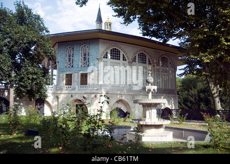 Einer der vielen eleganten Pavillons in den Gärten des riesigen Komplexes, die Istanbuler Topkapi Palastmuseum ist Stockfoto