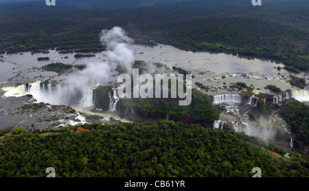 EINE LUFTAUFNAHME DES FLUSSES IGUAZU AS SENDET ES WOLKEN VON SPRAY, DA ES ÜBER DIE IGUAZU-WASSERFÄLLE BRASILIEN STÜRZT Stockfoto