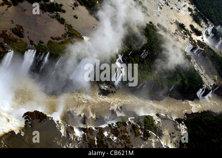 EINE LUFTAUFNAHME DES FLUSSES IGUAZU AS SENDET ES WOLKEN VON SPRAY, DA ES ÜBER DIE IGUAZU-WASSERFÄLLE BRASILIEN STÜRZT Stockfoto