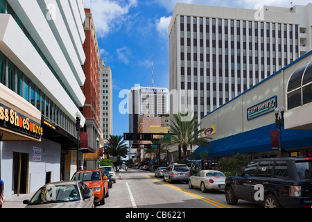 Geschäfte auf der East Flagler Street in der Innenstadt von Miami, Florida, USA Stockfoto