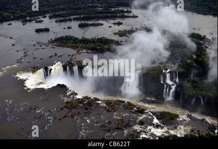 EINE LUFTAUFNAHME DES FLUSSES IGUAZU AS SENDET ES WOLKEN VON SPRAY, DA ES ÜBER DIE IGUAZU-WASSERFÄLLE BRASILIEN STÜRZT Stockfoto