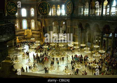 Der große Etage der Hagia Sophia, einst eine Kirche, heute eine renommierte Istanbul Museum, betrachtet aus einer Galerie Stockfoto