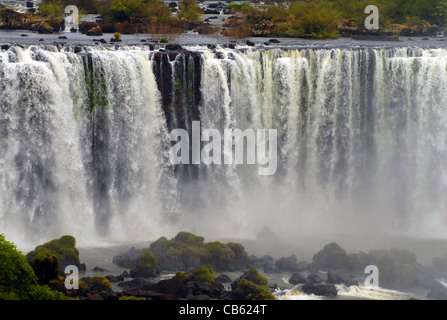 DER FLUSS IGUAZU IN VOLLER FLUT DONNERT ÜBER DIE IGUAZU-WASSERFÄLLE BRASILIEN Stockfoto