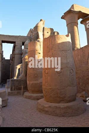 Architekturdetail des antiken Tempels von Luxor in Ägypten im Morgengrauen Stockfoto