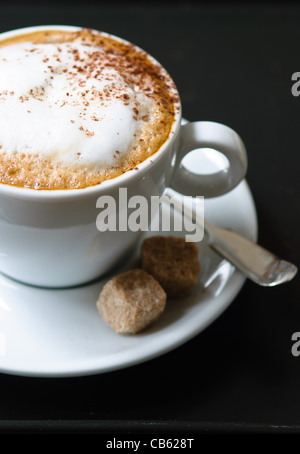 Weiße Tasse Cappuccino Stockfoto